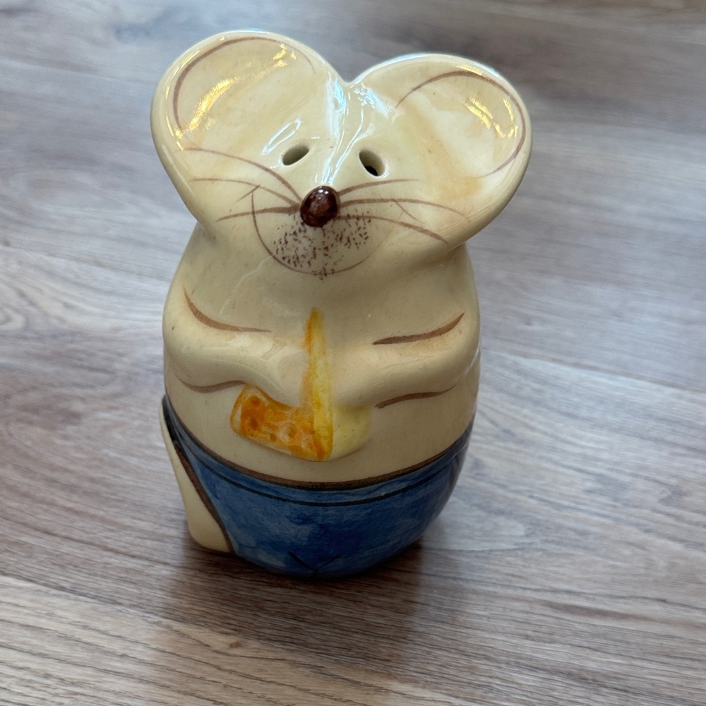 Vintage cheese shaker ceramic mouse